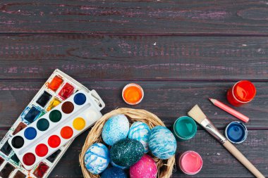 Paskalya yumurtası boyama işlemi. Paskalya için hazırlanılıyor.