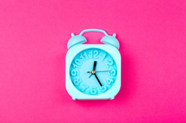 Renk arkaplanındaki alarm saati. Pastel minimalizmi. Boşluğu kopyala