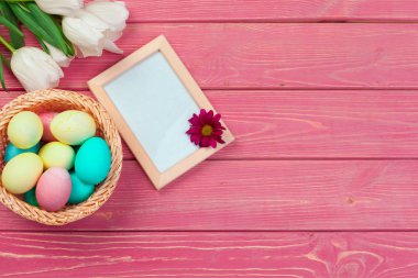 Paskalya arkaplanı laleler, yumurtalar. Kopyalama alanı olan üst görünüm