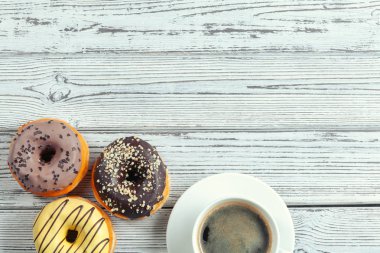 Ahşap arka planda jöleli çörekler