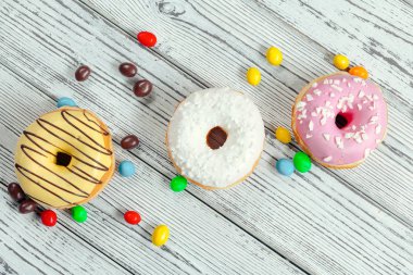 Ahşap arka planda jöleli çörekler