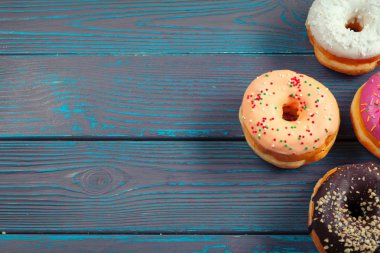 Ahşap arka planda jöleli çörekler