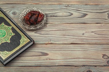 Masa üstü dekorasyon Ramazan Kareem tatil arka plan tespih ile tarihler & Kuran kutsal kitap