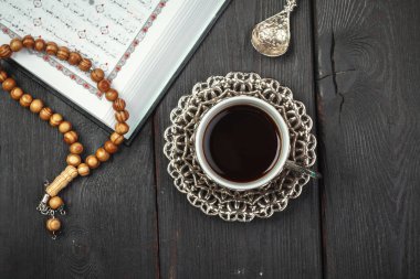 Tesbih/tespih boncuklu Kur'an-ı Kerim'i kapatın