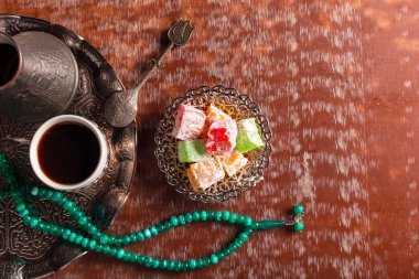 Geleneksel Türk kahvesi ve Türk yemeği ahşap arka planda.