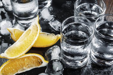 Kırsal ahşap arka planda shot bardaklarında votka