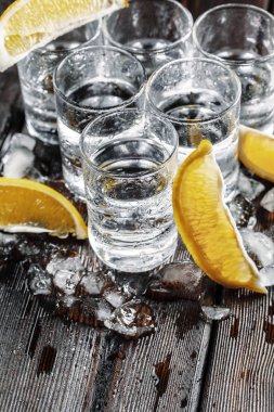 Kırsal ahşap arka planda shot bardaklarında votka