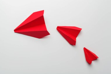 Beyaz arkaplanda Origami oyuncak kağıt düzlemi