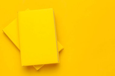 Sarı arkaplan üzerine kitaplar