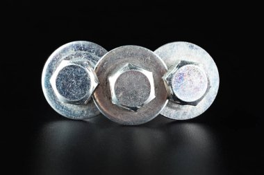 Siyah arkaplanda vidalar