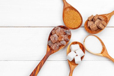 Kaşık içinde çeşitli şeker çeşitleri