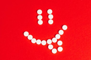 Kırmızı arka planda tıbbi tablet seti. Hap