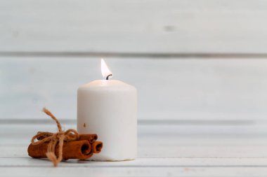 evde yanan mumlar ahşap masada.