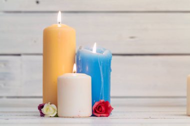 evde yanan mumlar ahşap masada.