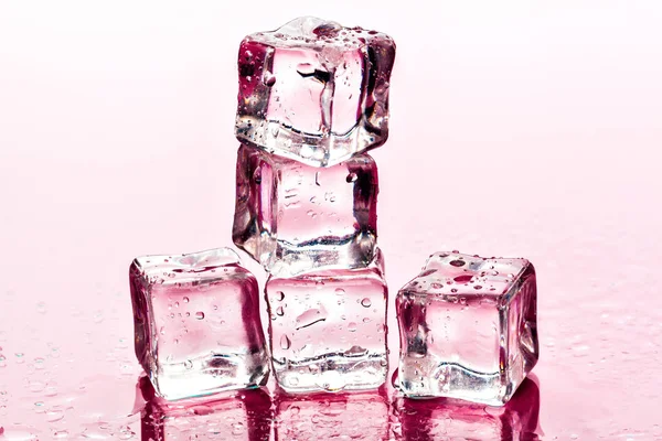 粉色背景的冰块 — 图库照片