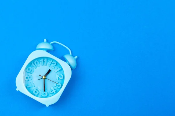 Reloj Despertador Sobre Fondo Color Minimalismo Pastelero Copiar Espacio — Foto de Stock