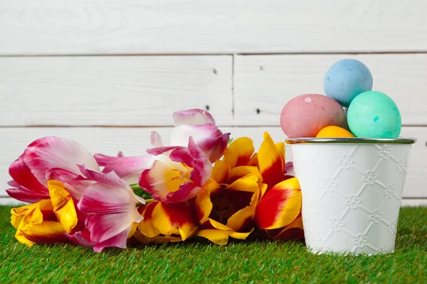 Húsvéti Tojás Virággal Zöld Füvön — Stock Fotó