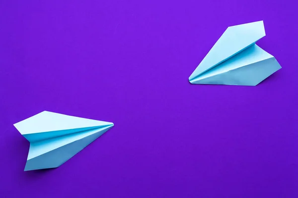 Avión Papel Blanco Sobre Fondo Púrpura —  Fotos de Stock