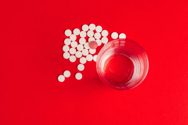 Kırmızı Arka Planda Ilaç Haplarının Üst Görünümü — Stok fotoğraf