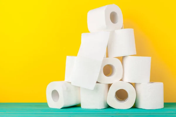 Rollos Papel Higiénico Apilados Contra Fondo Papel Amarillo — Foto de Stock