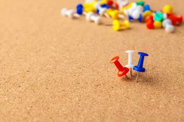 Mantar ilan panosunda renkli raptiye grubu