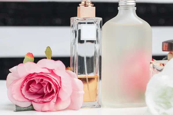 Botellas Perfume Con Flores Sobre Fondo Claro — Foto de Stock