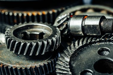 Eski bir endüstriyel makineden dişliler