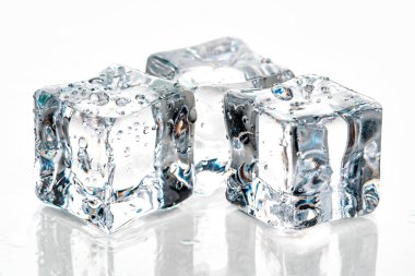 Beyaz arkaplanda buz küpleri.