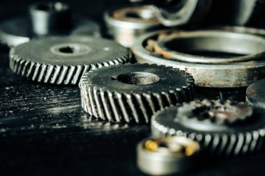 Eski bir endüstriyel makineden dişliler