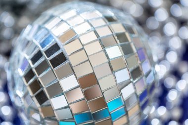 Gün ışığında pırıl pırıl disko topu. Parti kavramı.