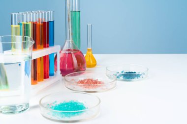 Masada çeşitli renkli sıvılar ile kimyasal laboratuvar cam