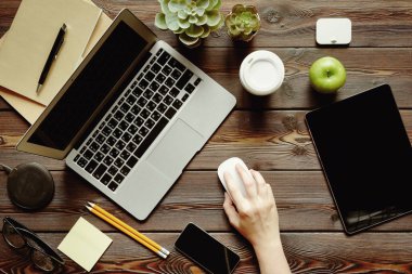 Kadın el ile Düz döşenme ofis masası Çalışma Alanı, dizüstü üst görünümü