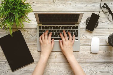 Kadın el ile Düz döşenme ofis masası Çalışma Alanı, dizüstü üst görünümü