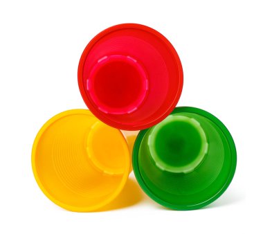 Beyaz arka planda izole edilmiş renkli plastik bardaklar