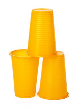 Beyaz üzerine izole içecekler için plastik bardak yakın