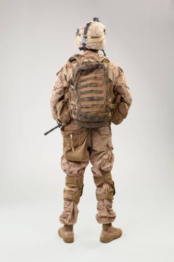 Abd'de Asker açık gri arka plan üzerinde tüfek ile üniforma, stüdyo çekim