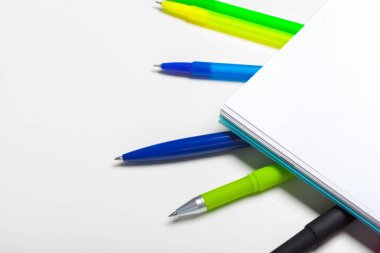 Not Defteri Defter ve topu pont kalem beyaz arka plan üzerinde izole