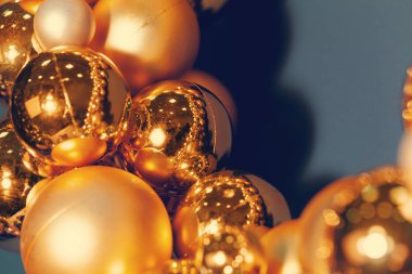 altın Noel baubles yakın
