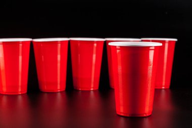 Oyun kupaları masada bira pong