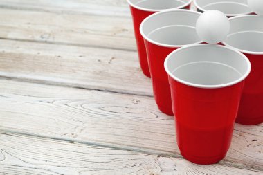 Oyun kupaları masada bira pong