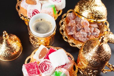 Geleneksel Türk kahvesi ve Türk lokumu