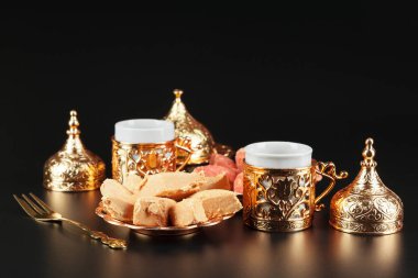 Geleneksel Türk kahvesi ve Türk lokumu