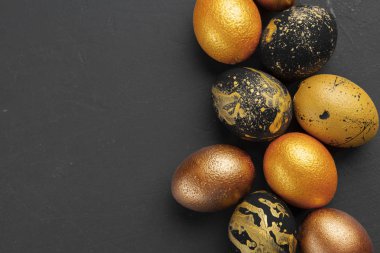 Arka plan ile altın bir şekilde dekore edilmiş Paskalya yumurtaları