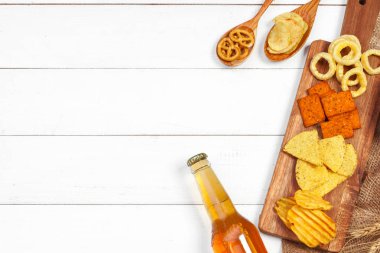 Bira ve atıştırmalıklar ahşap masada..