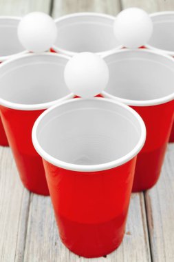 Oyun kupaları masada bira pong