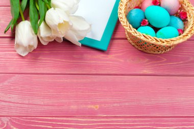 Paskalya arkaplanı laleler, yumurtalar. Kopyalama alanı olan üst görünüm