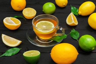 Limonlu limon çayı ve ahşap masa.