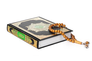 İslami Kitap Kutsal Kur 'an ve arkaplanda boncuklar