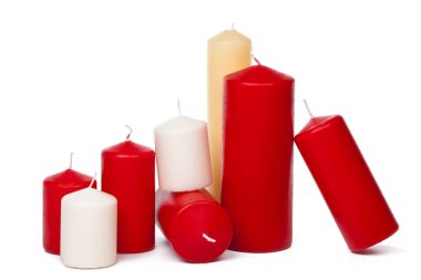 Beyaz arkaplanda birçok renkli mum izole edildi