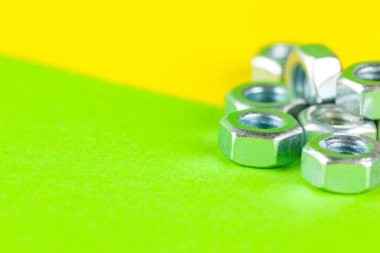 Aletler. Yeşil arkaplanda fındıklar